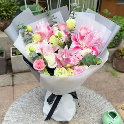营口9朵玫瑰混搭百合，爱恋纯真无邪